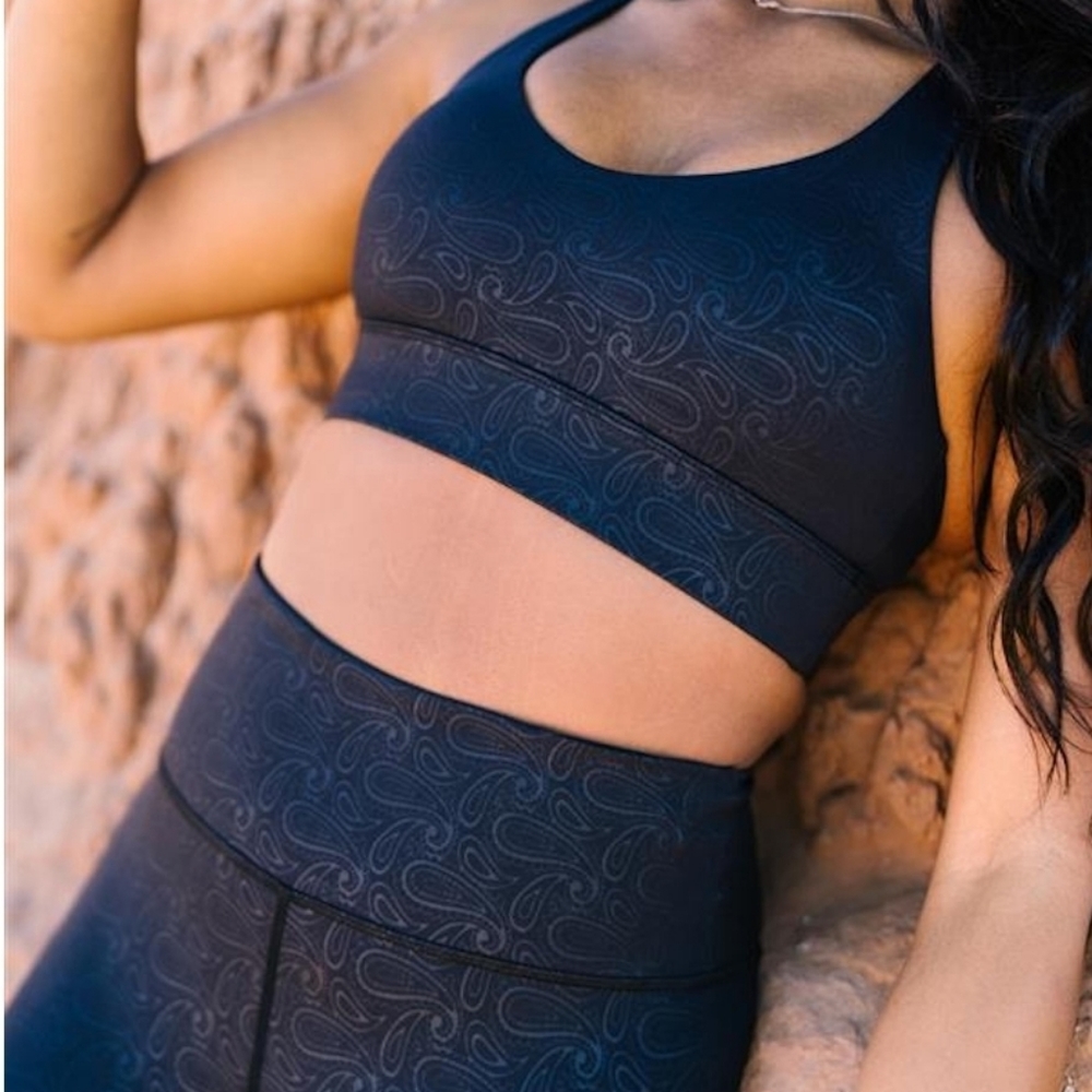 Zyia Black Paisley Light n Tight Hi-Rise Capri 20" leggings